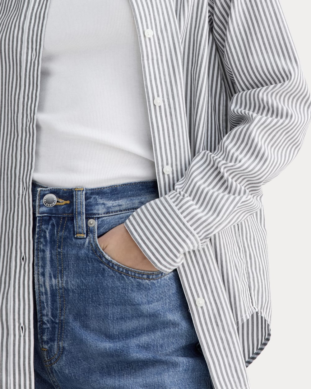 The Must-Have Shirt in Silky Cotton in Grey / White — detail view