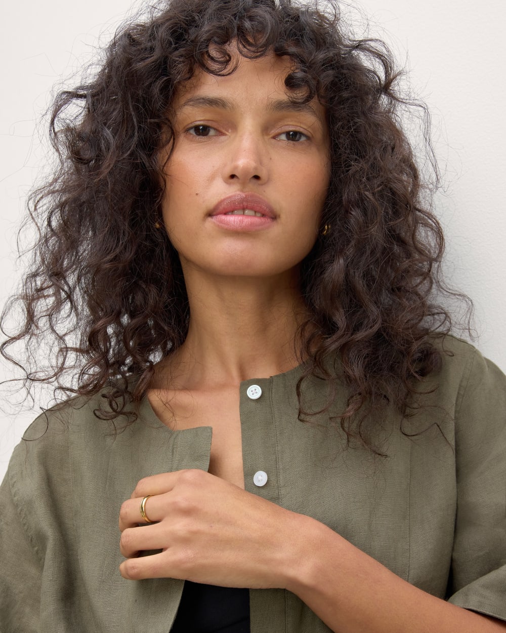 The Bib Shirt in Linen in Kalamata — detail view