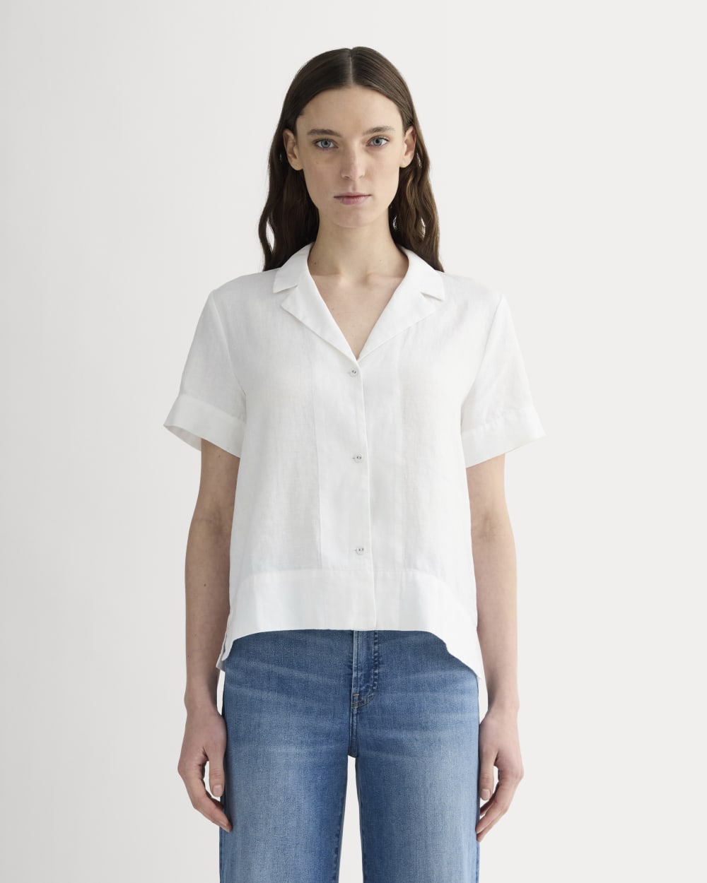 The Notch Shirt in Linen in White — front view