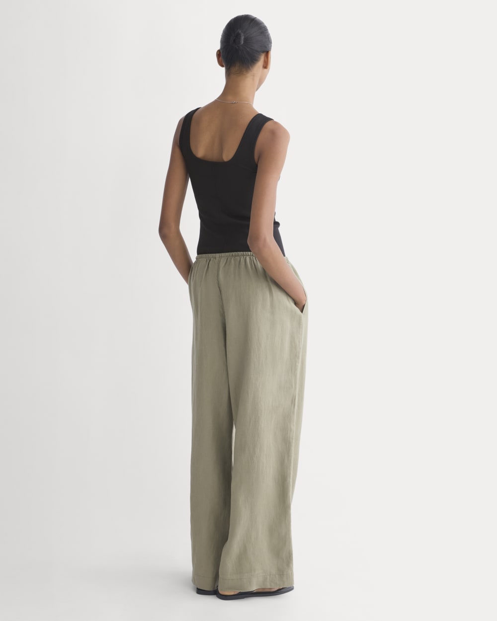 The Drawstring Pant in Linen in Overland — detail view
