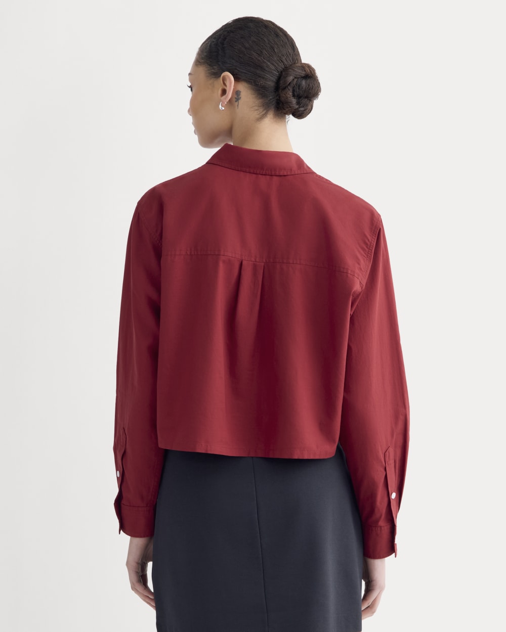 The Way-Short Shirt in Silky Cotton in Merlot — detail view