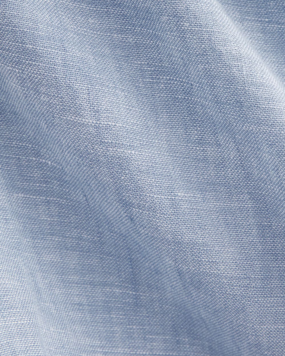 The Notch Shirt in Linen in Light Blue — detail view
