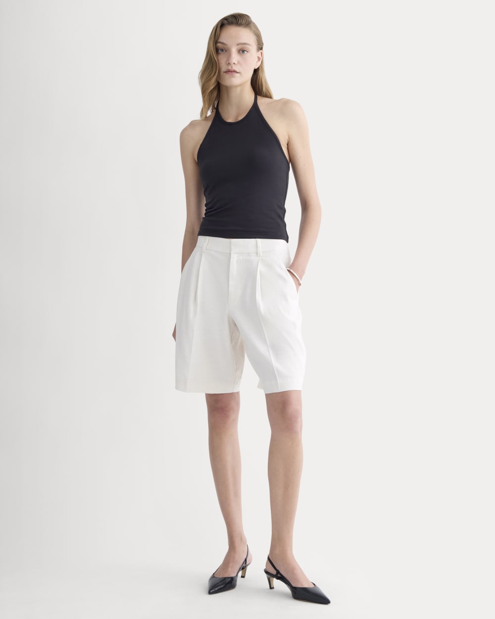 The Pleated Short in Stretch Linen in Natural Chambray — front view