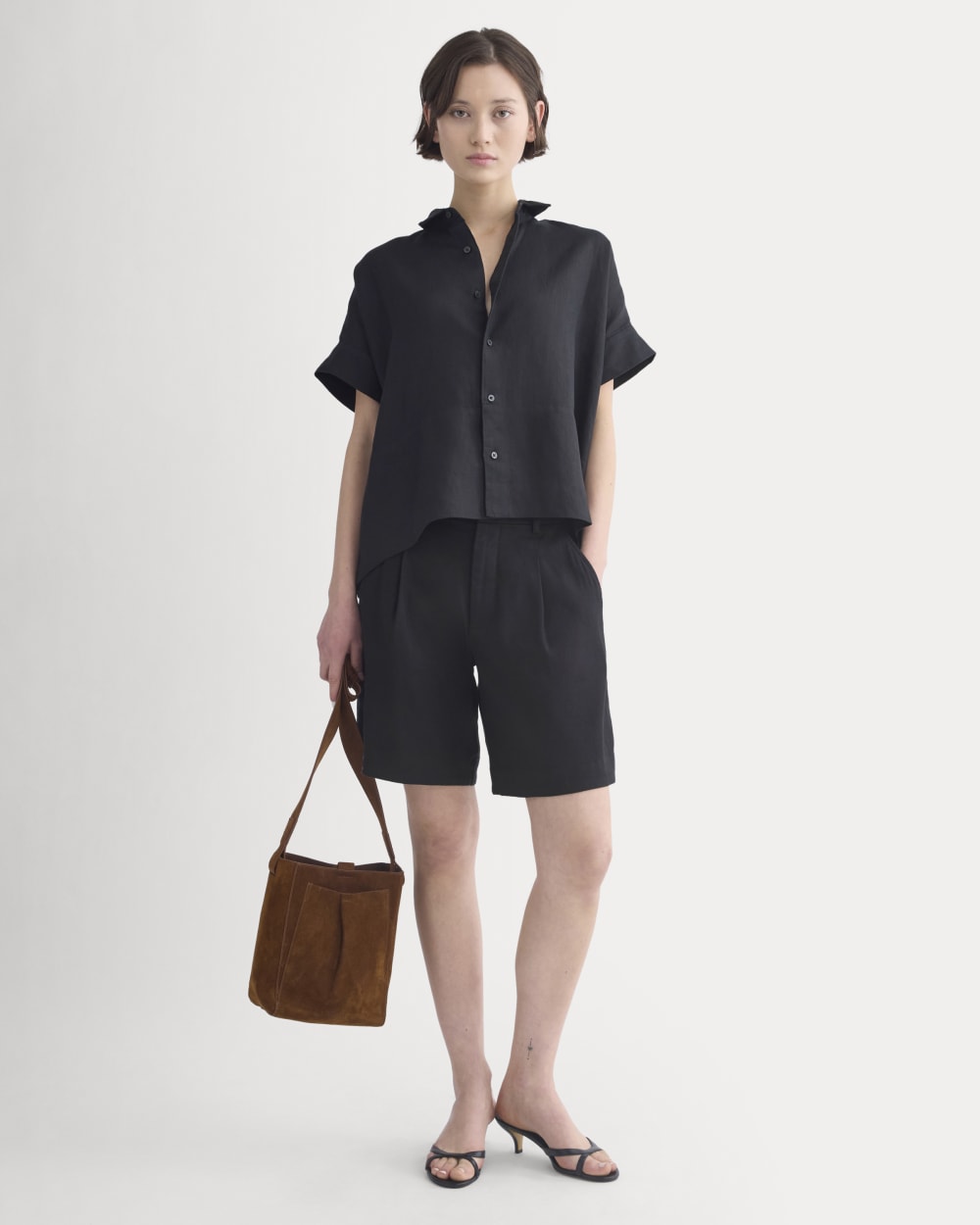 The Boxy Shirt in Linen in Black — detail view