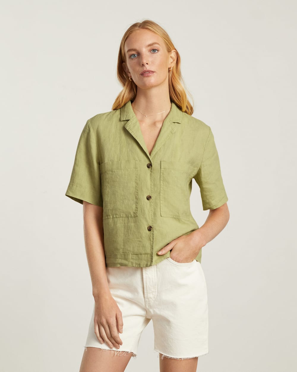The Linen Workwear Shirt in Leek — detail view