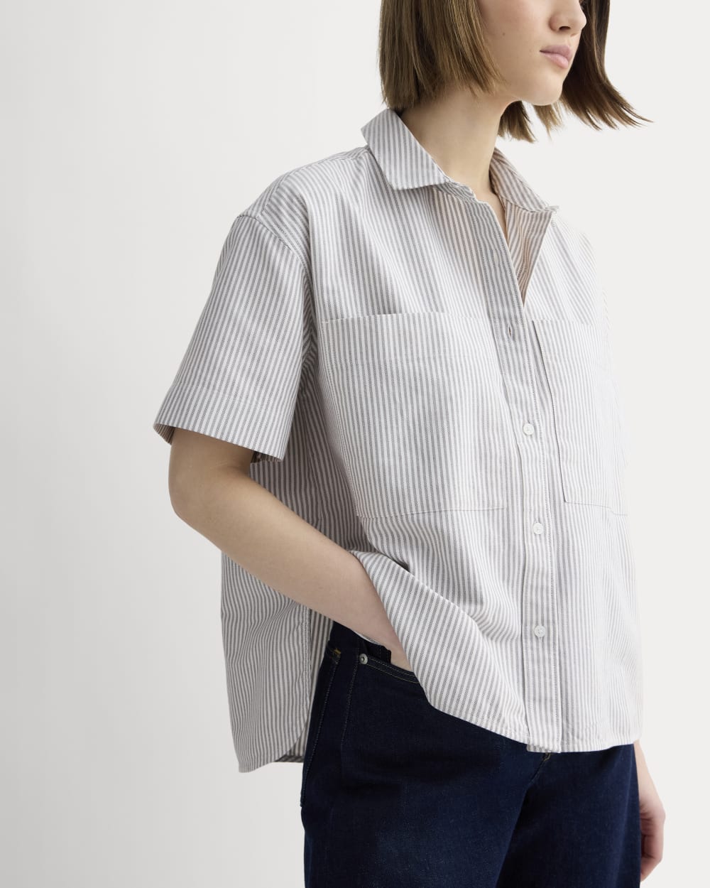 The Short-Sleeve Boxy Oxford in Charcoal / White — detail view