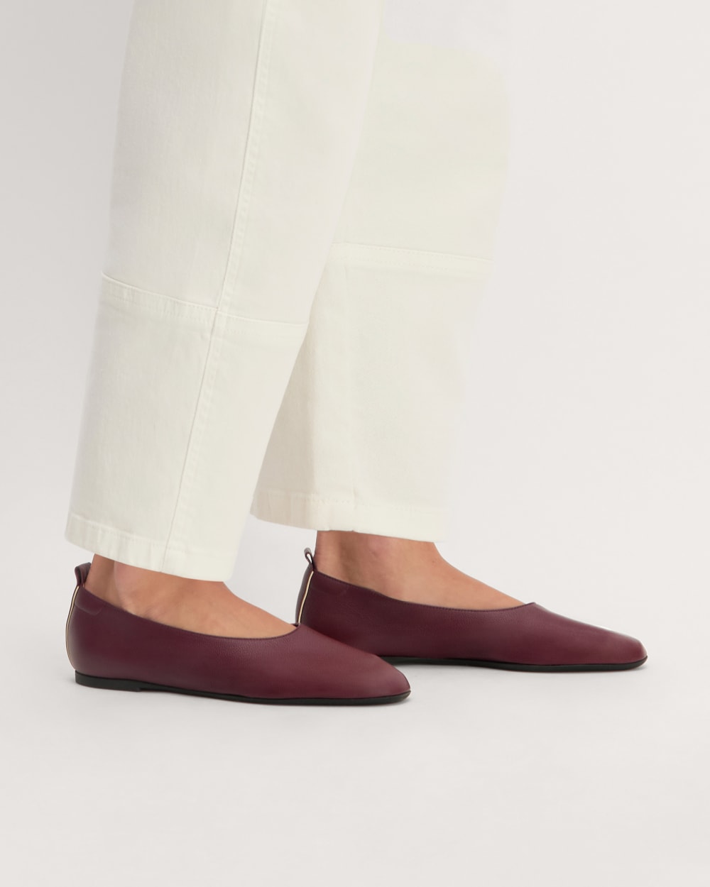 The Day Glove in Narrow Fit in Bordeaux — detail view