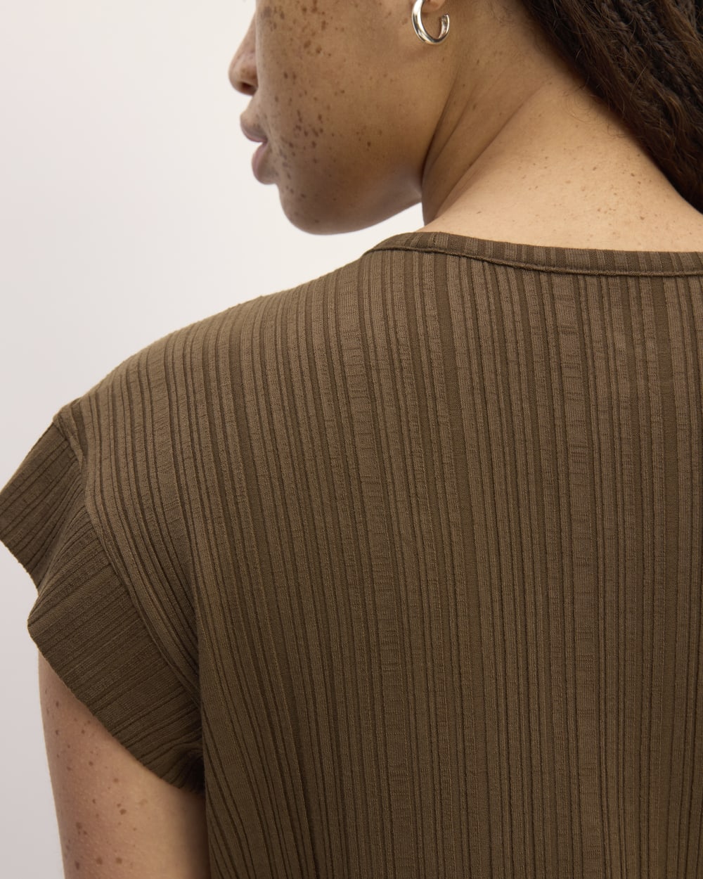 The Rib Muscle Tee in Cocoa — detail view