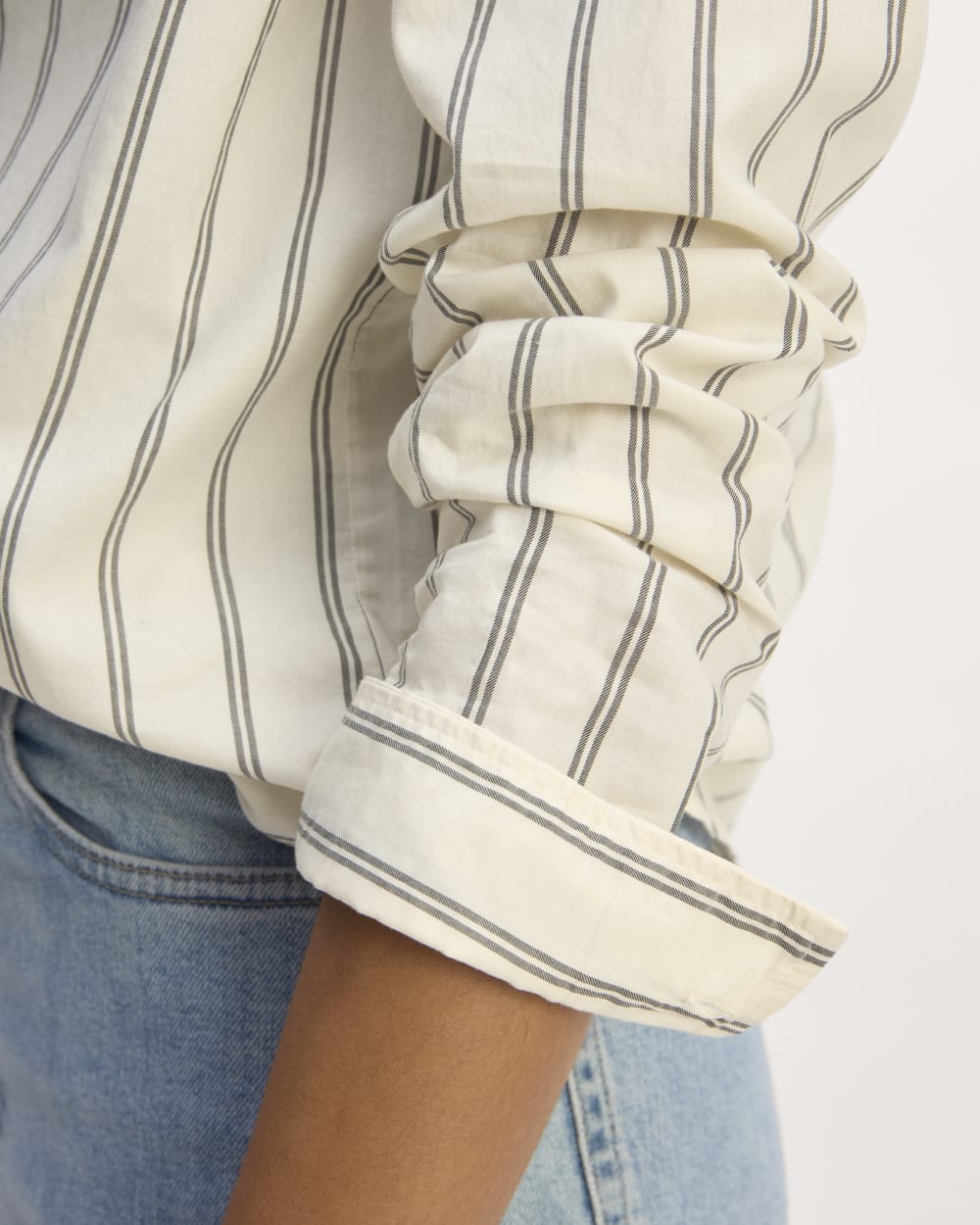 The Must-Have Shirt in Silky Cotton in Bone / Black — detail view