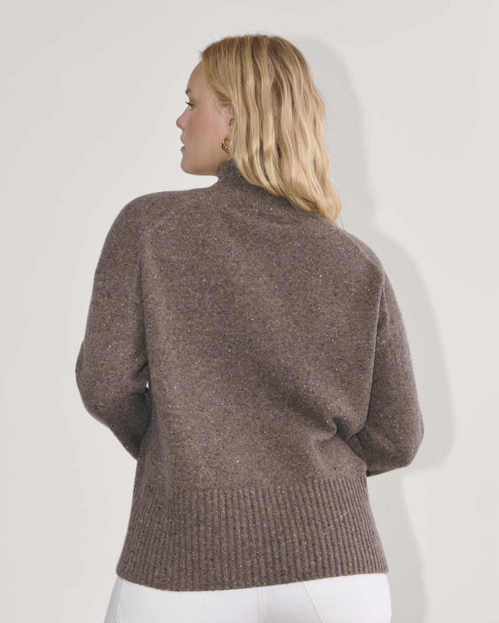 The Boxy Turtleneck in Cashmere in Taupe Brown Donegal — detail view