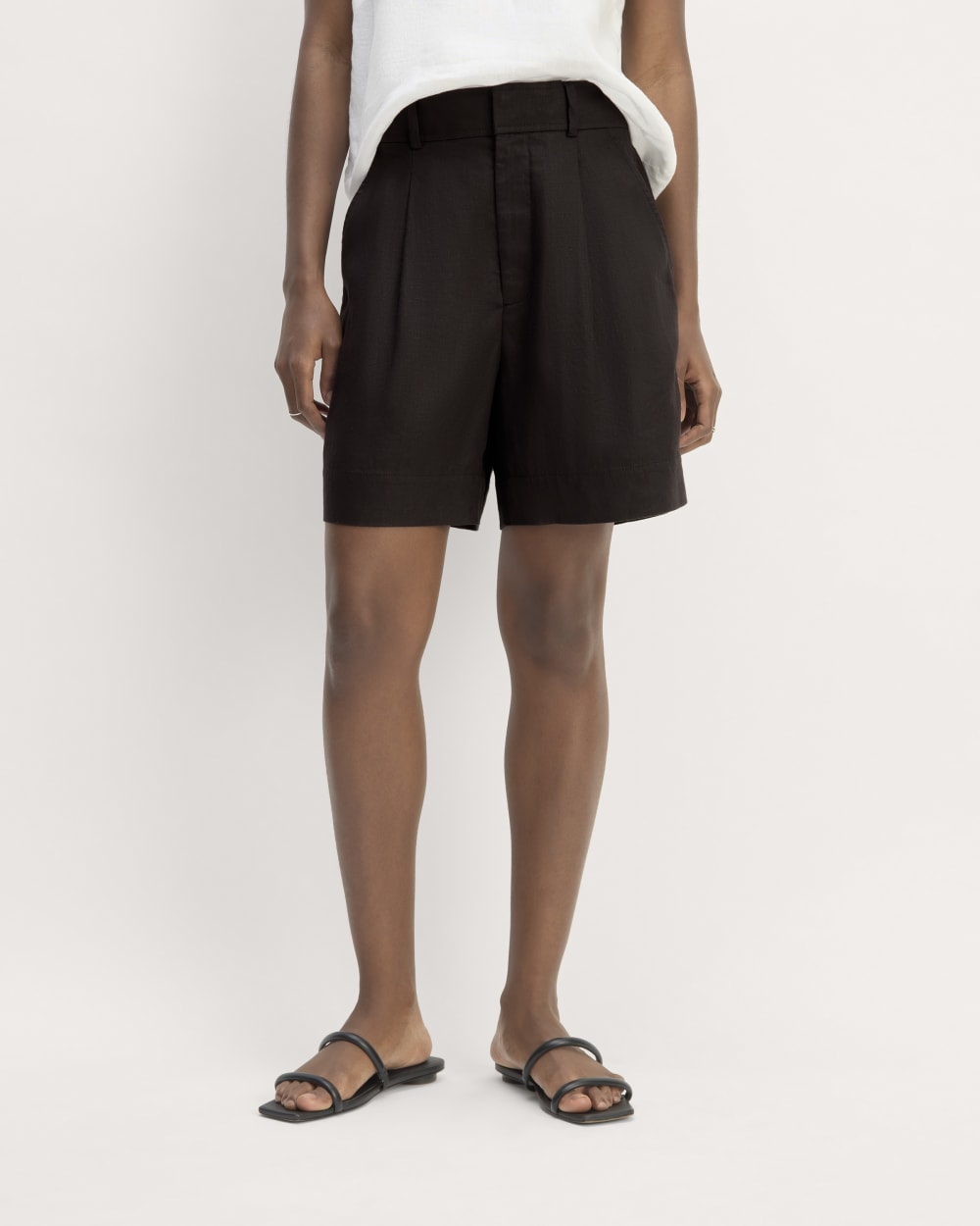 The Linen Way-High® Drape Short in Black — detail view