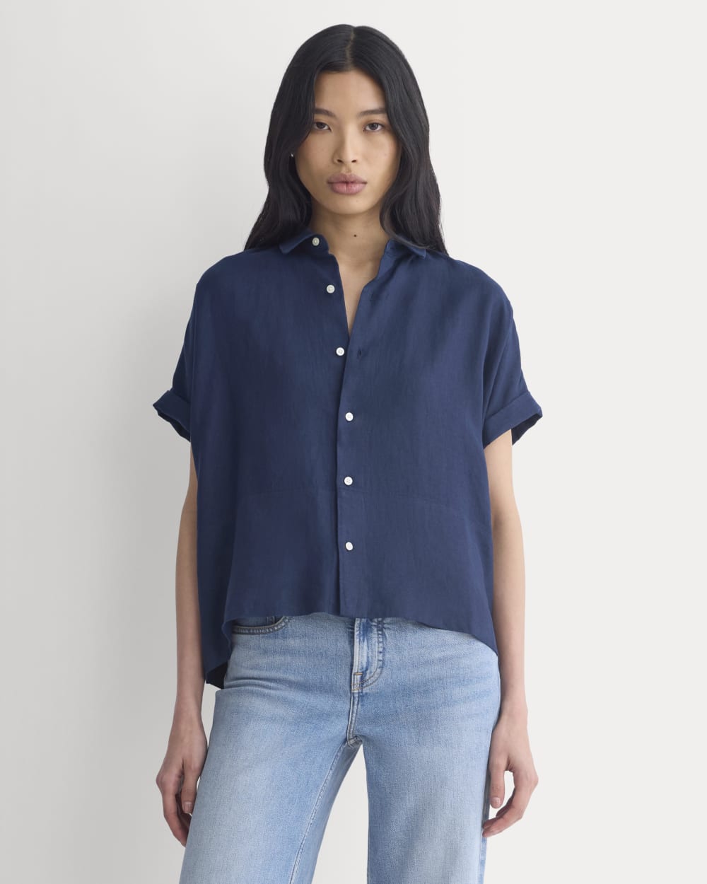 The Boxy Shirt in Linen in Navy — front view