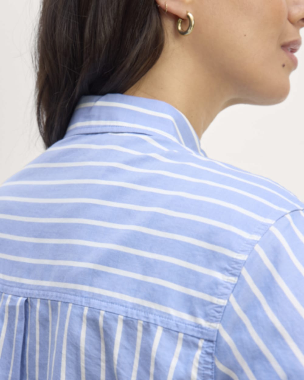 The Way-Short Shirt in Silky Cotton in Mariner Blue / White — detail view
