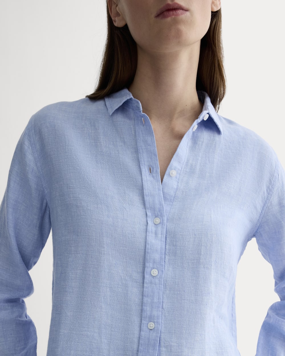 The Must-Have Shirt in Linen in Light Blue — detail view