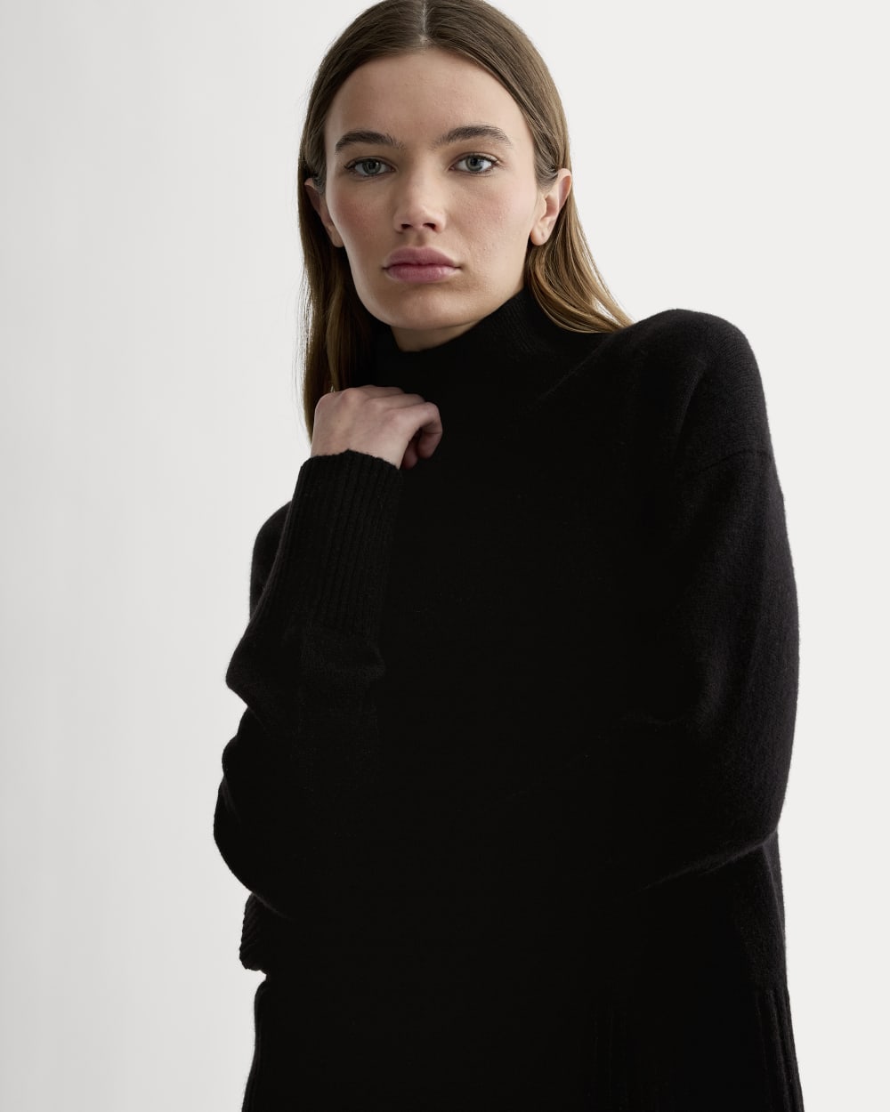 The Boxy Turtleneck in Cashmere in Black — detail view