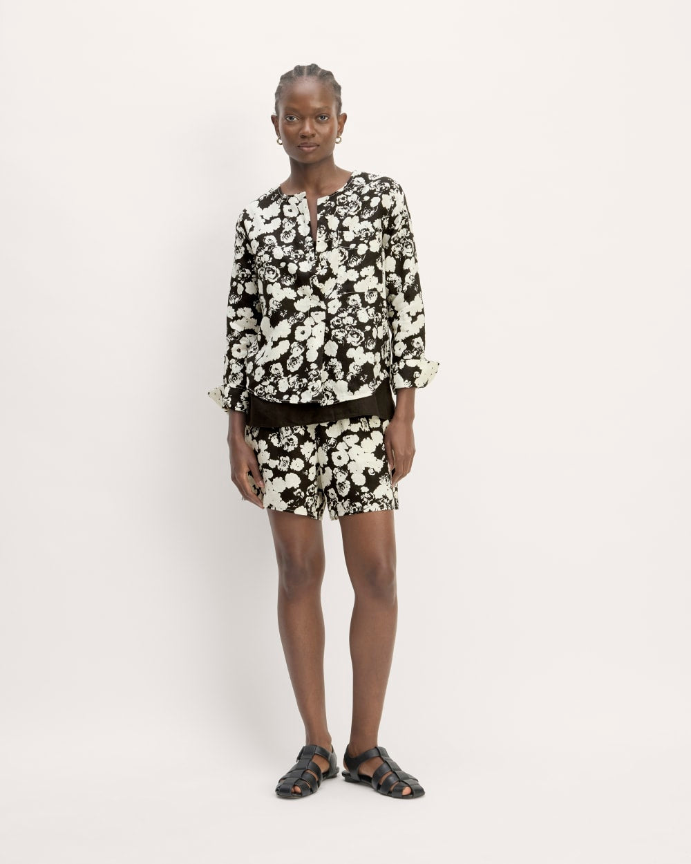The Popover Shirt in Linen in Black / Bone Floral — detail view