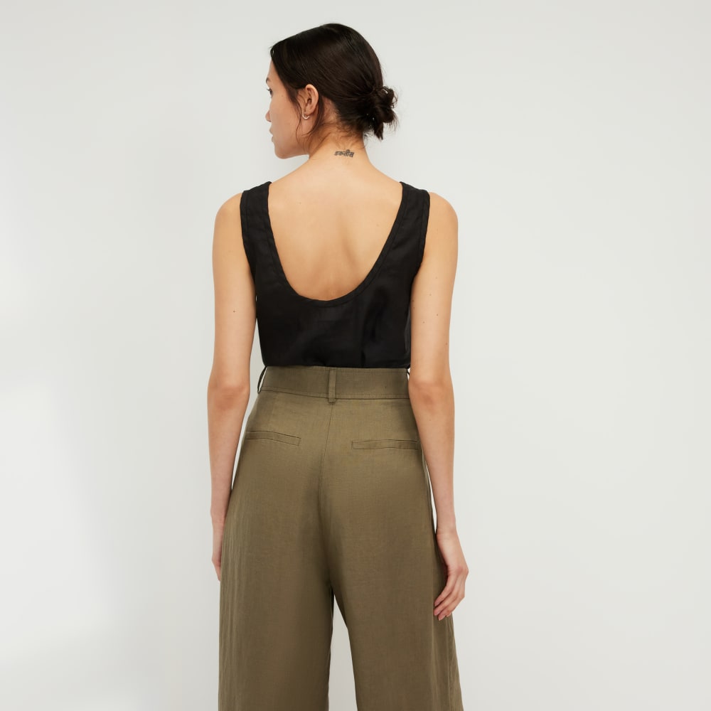The Scoop Tank in Linen in Black — detail view