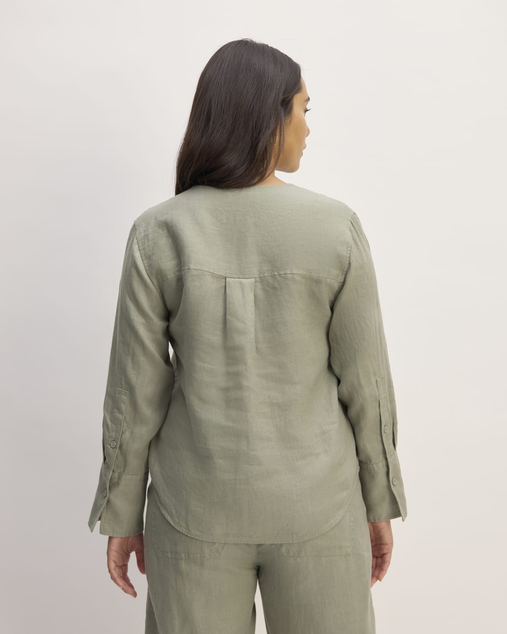 The Popover Shirt in Linen in Sage Green — detail view