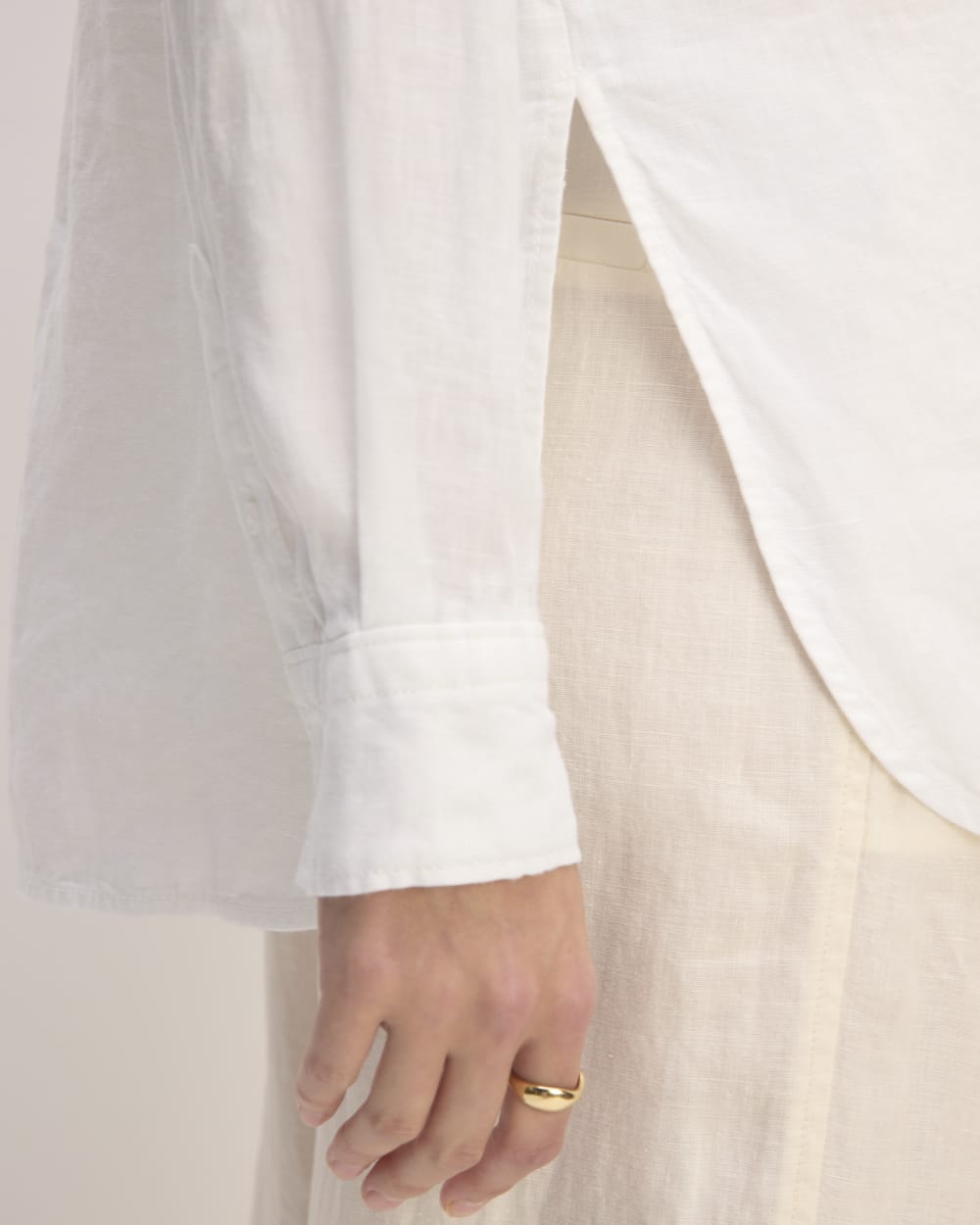 The Boyfriend Shirt in Linen in White — detail view