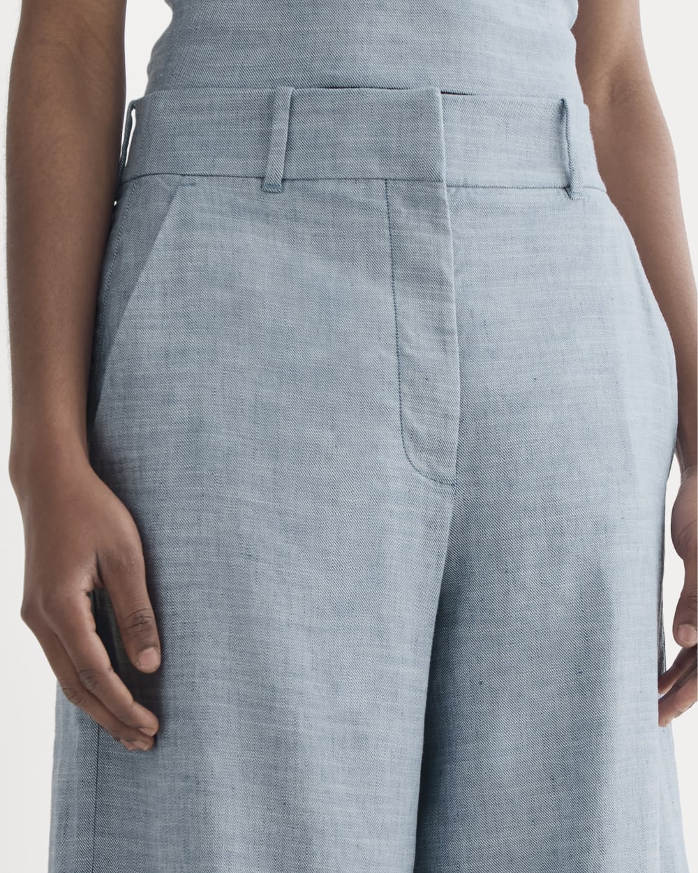 The Wide-Leg Pant in Stretch Linen in Chambray — detail view