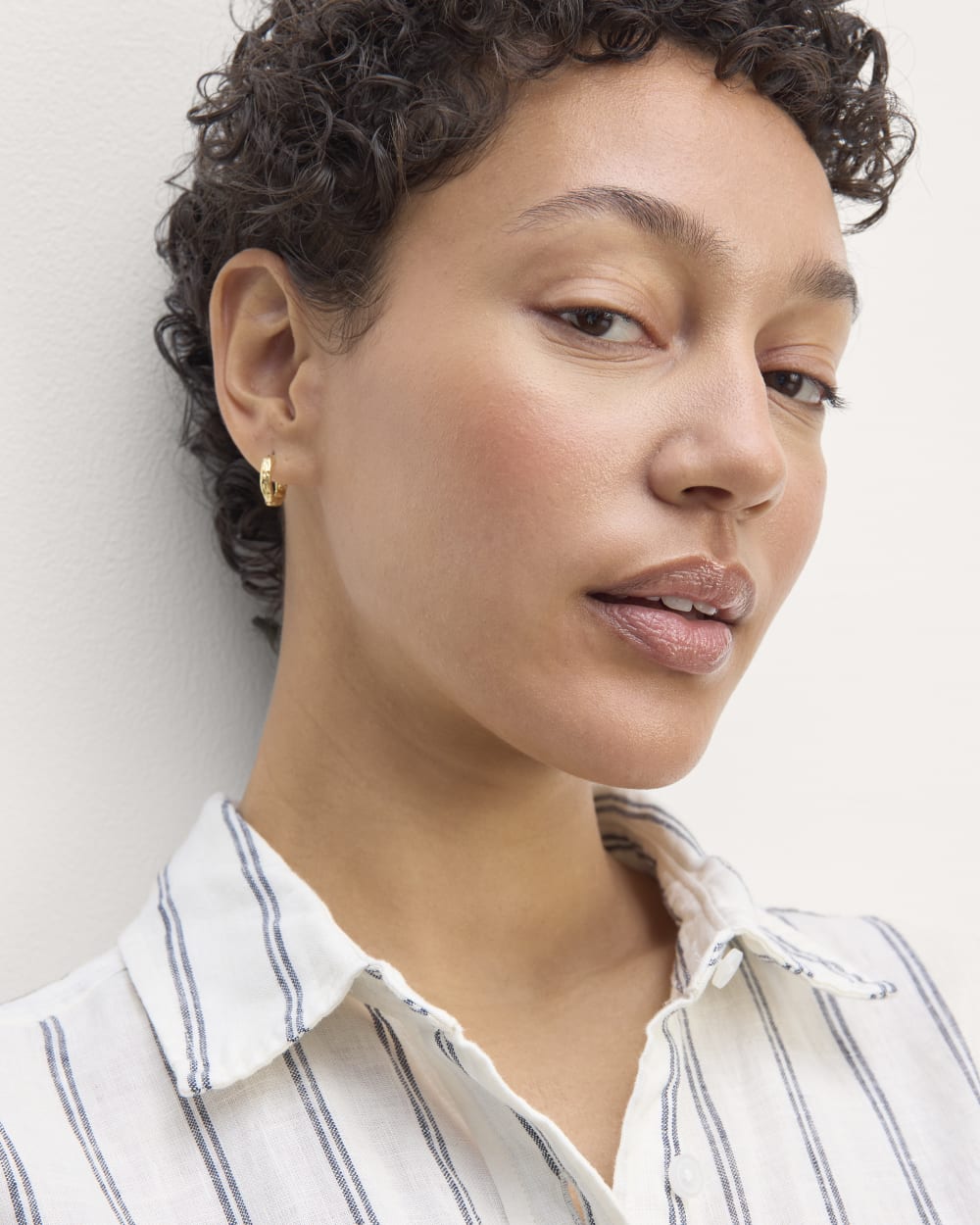 The Daytripper Dress in Linen in Bone/Navy — alternate view