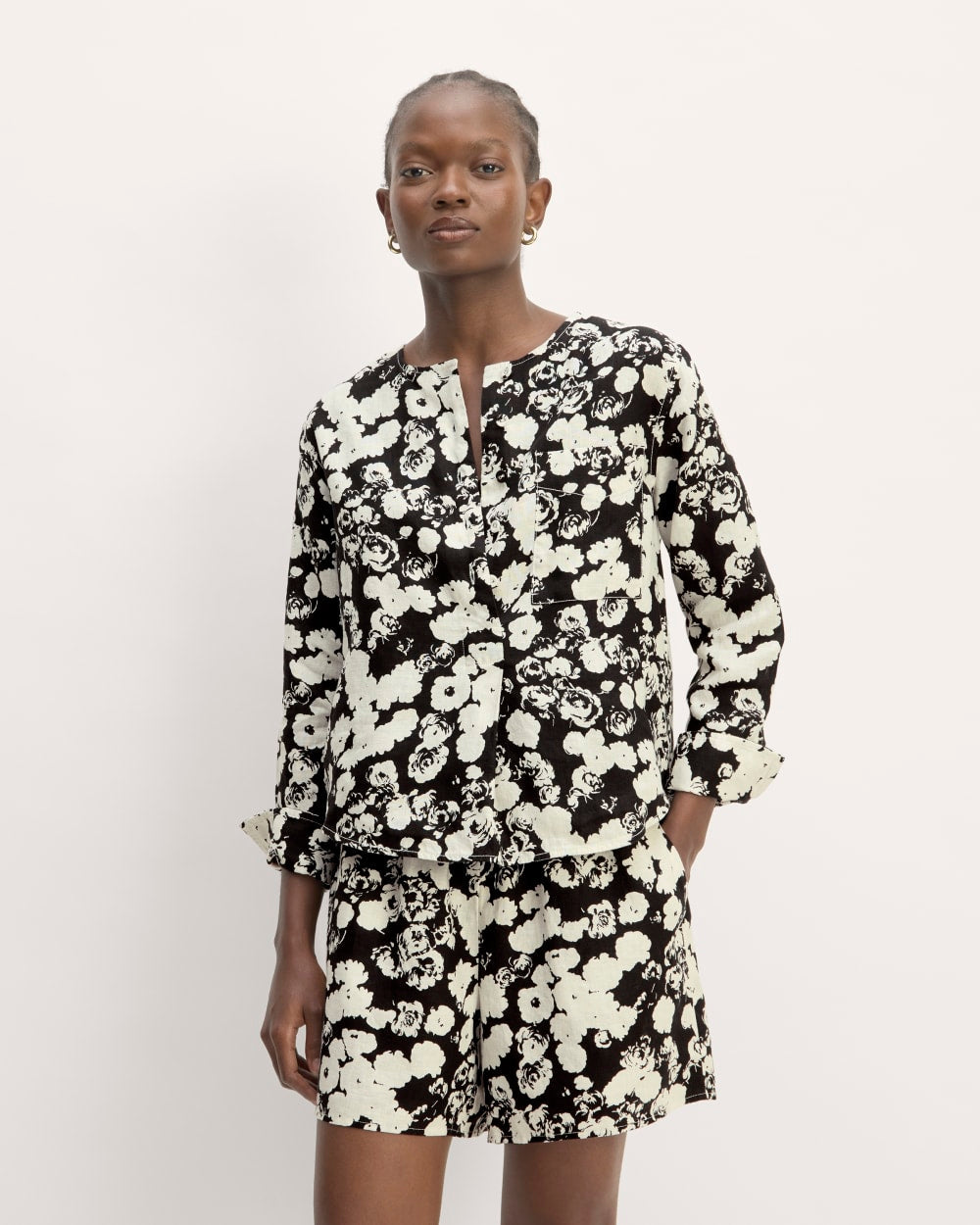 The Popover Shirt in Linen in Black / Bone Floral — front view