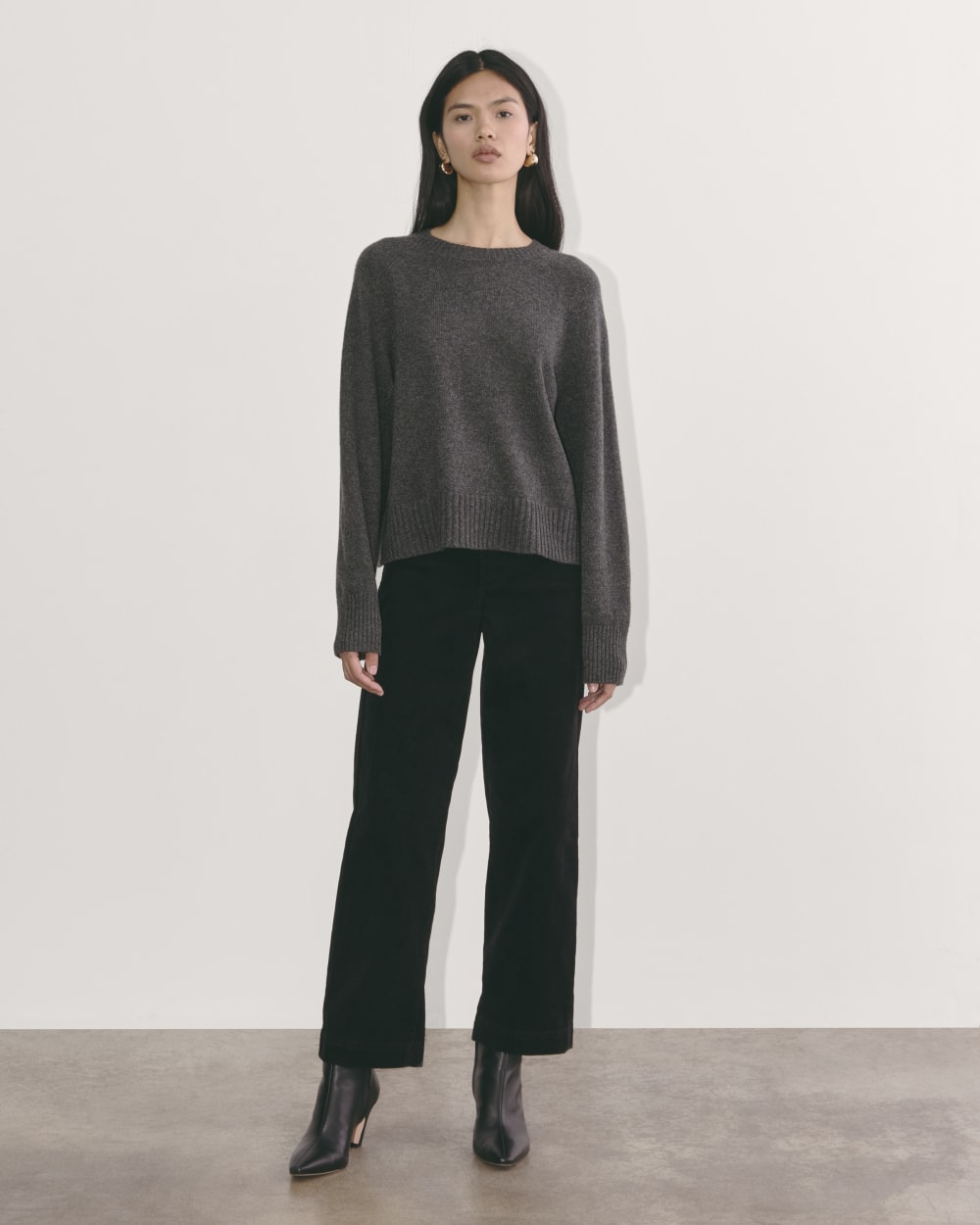 The Boxy Crew in Cashmere in Heather Charcoal — detail view