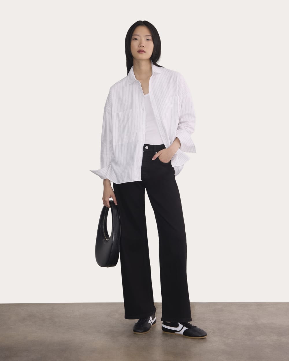 The Boxy Oxford in White / Black — detail view