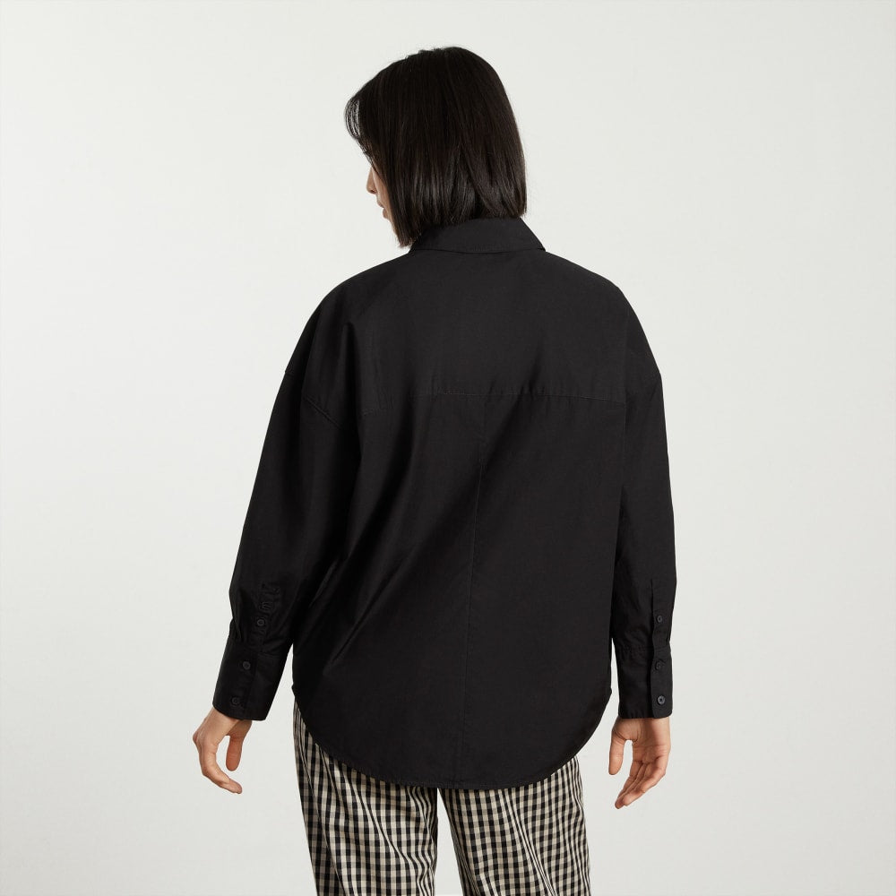 The Oversized Poplin Shirt in Black — detail view
