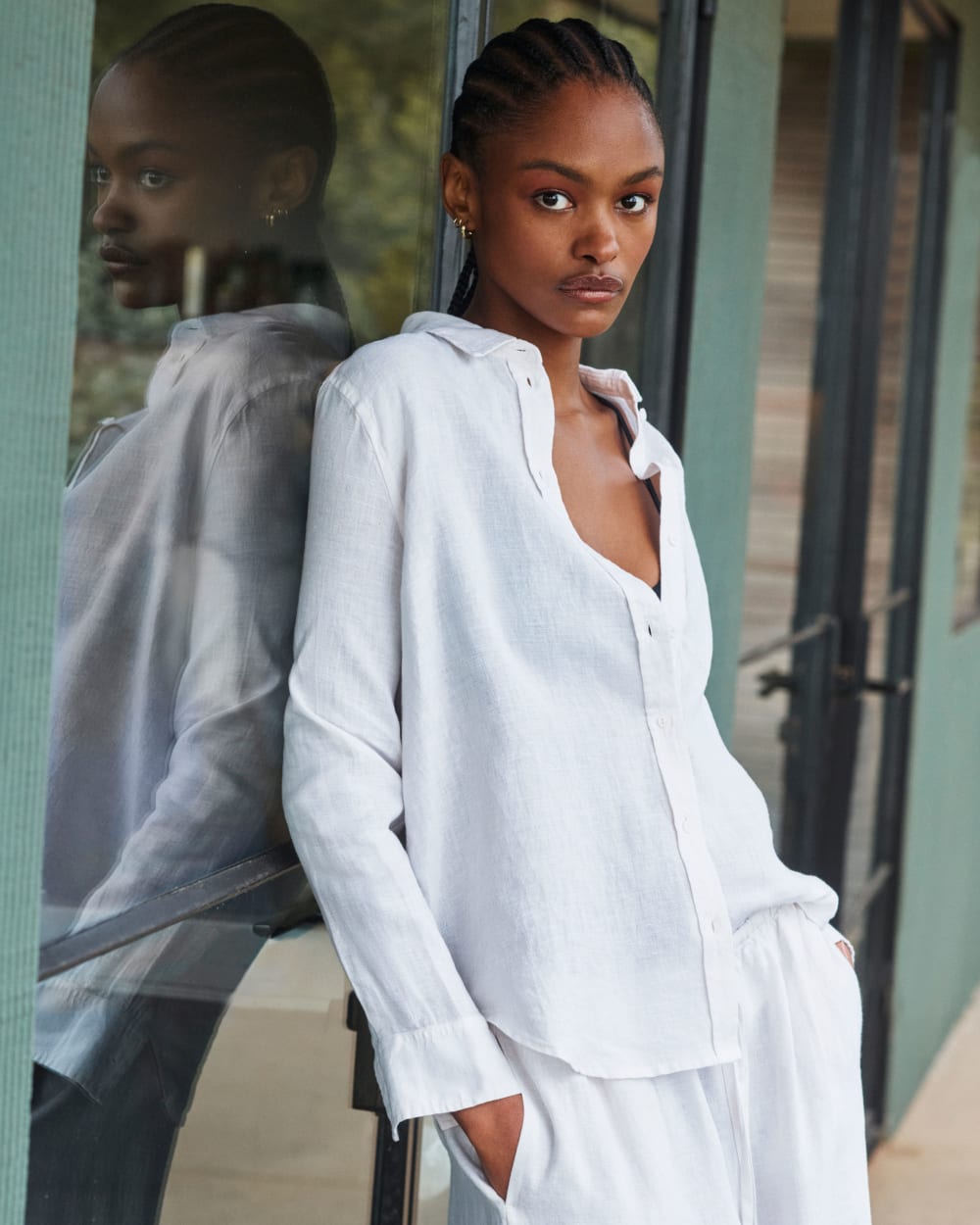 The Must-Have Shirt in Linen in White — detail view