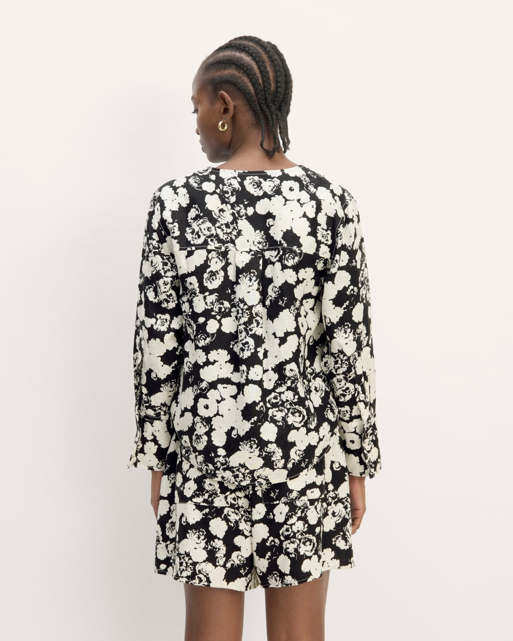 The Popover Shirt in Linen in Black / Bone Floral — detail view