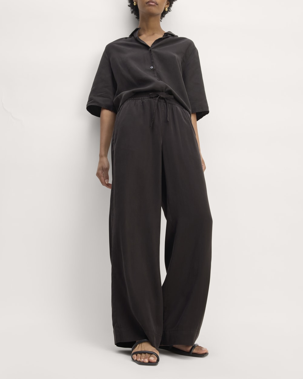 The Wide-Leg Pant in Butterlite in Black — detail view