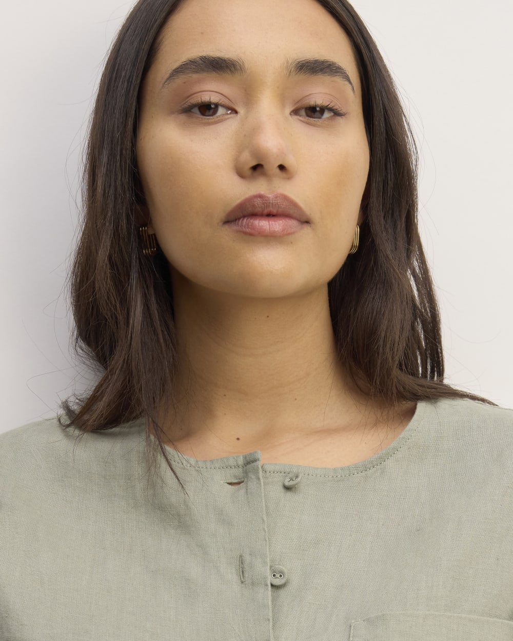 The Popover Shirt in Linen in Sage Green — detail view