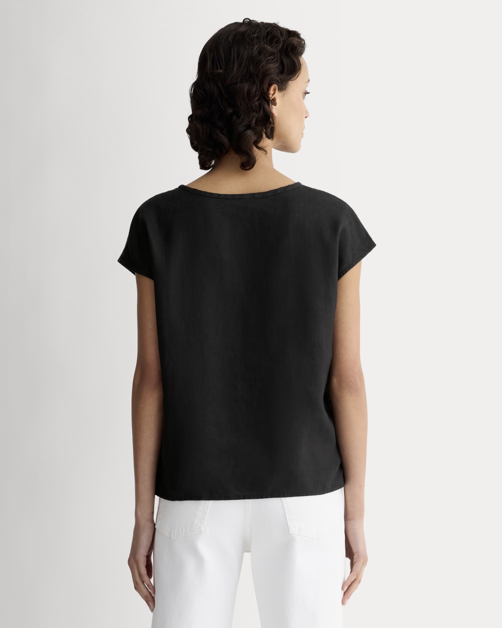 The Muscle Top in Linen in Black — detail view