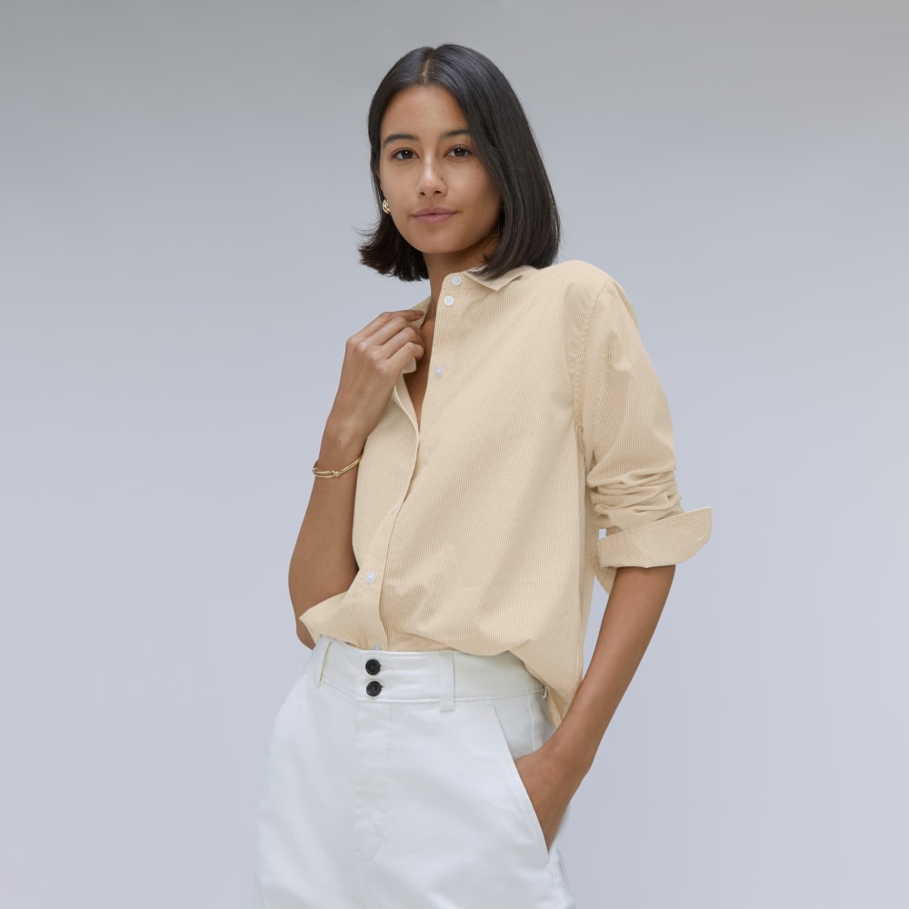 The Must-Have Shirt in Silky Cotton in Golden Palm / White — front view