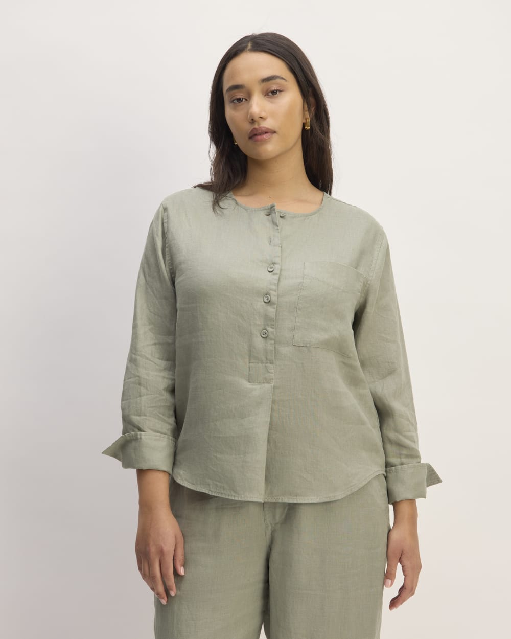 The Popover Shirt in Linen in Sage Green — front view