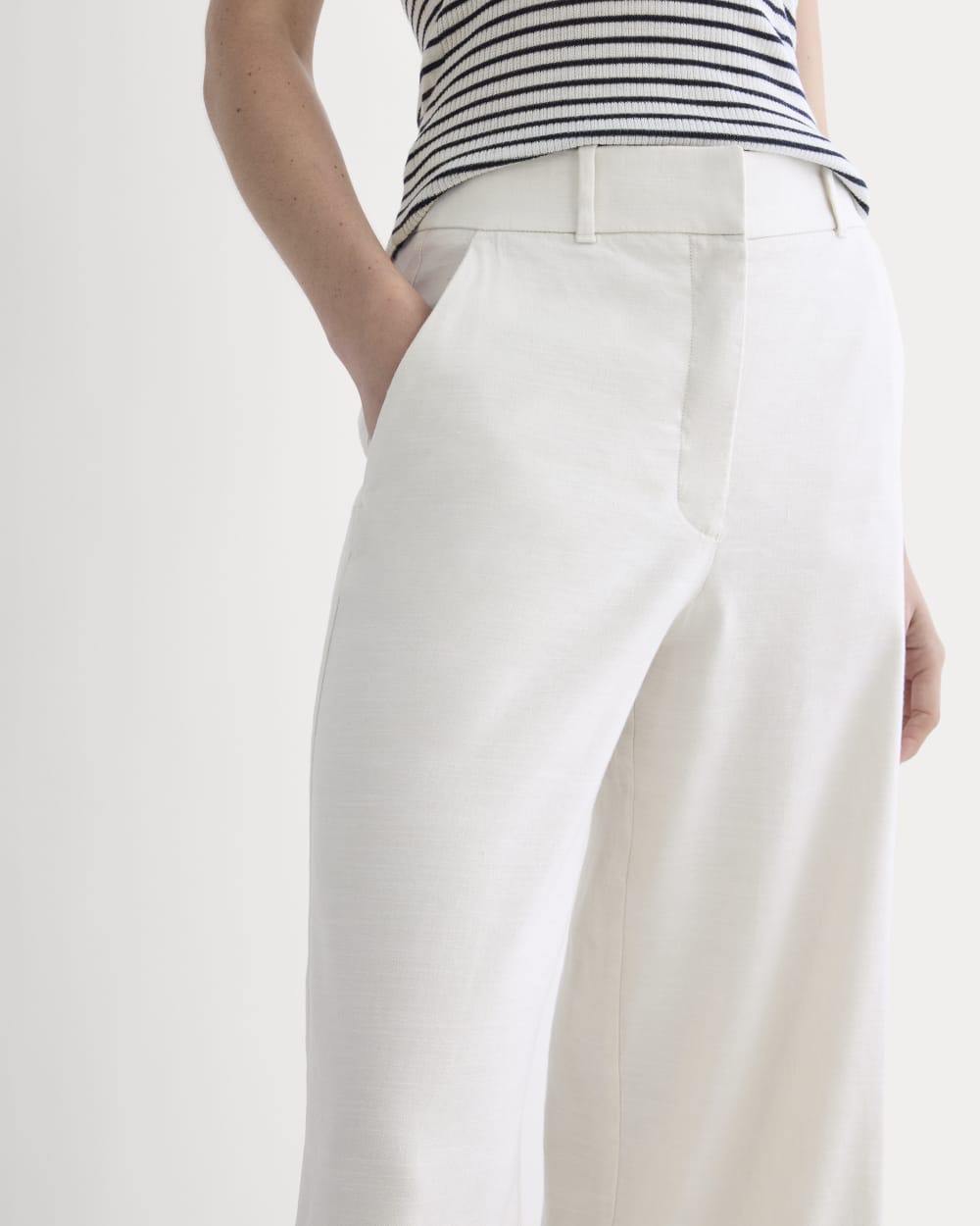 The Wide-Leg Pant in Stretch Linen in Natural Chambray — detail view