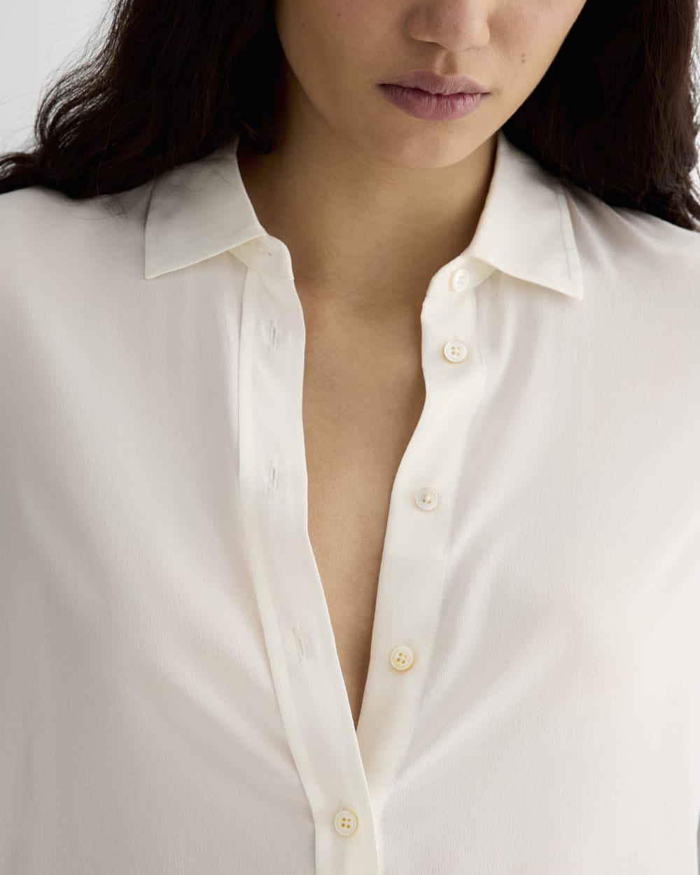 The Must-Have Shirt in Washable Silk in Off-White — detail view