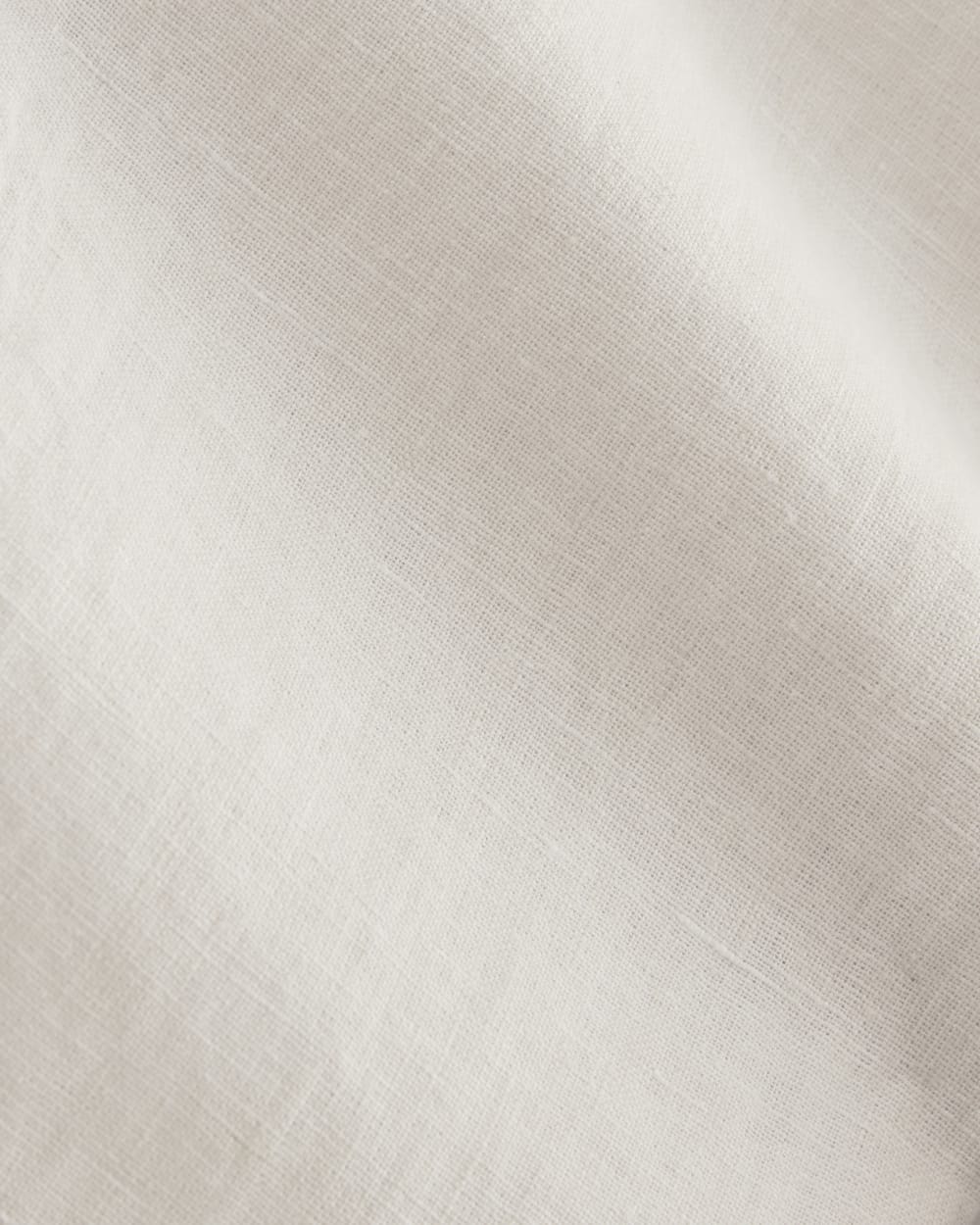 The Cargo Curve Pant in Linen in Natural Chambray — detail view