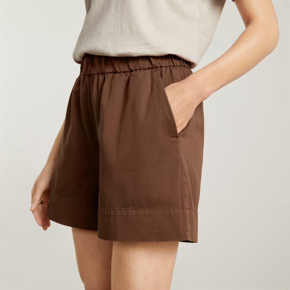The Easy Short in Espresso — detail view