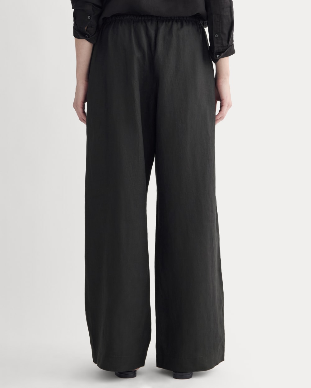 The Drawstring Pant in Linen in Black — detail view