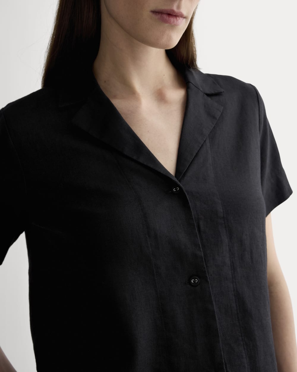 The Notch Shirt in Linen in Black — detail view