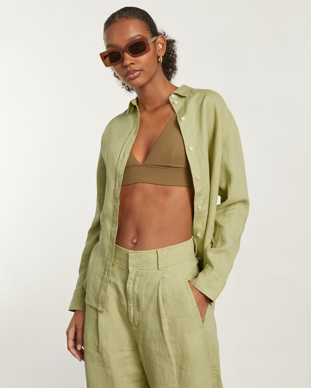 The Must-Have Shirt in Linen in Leek — detail view