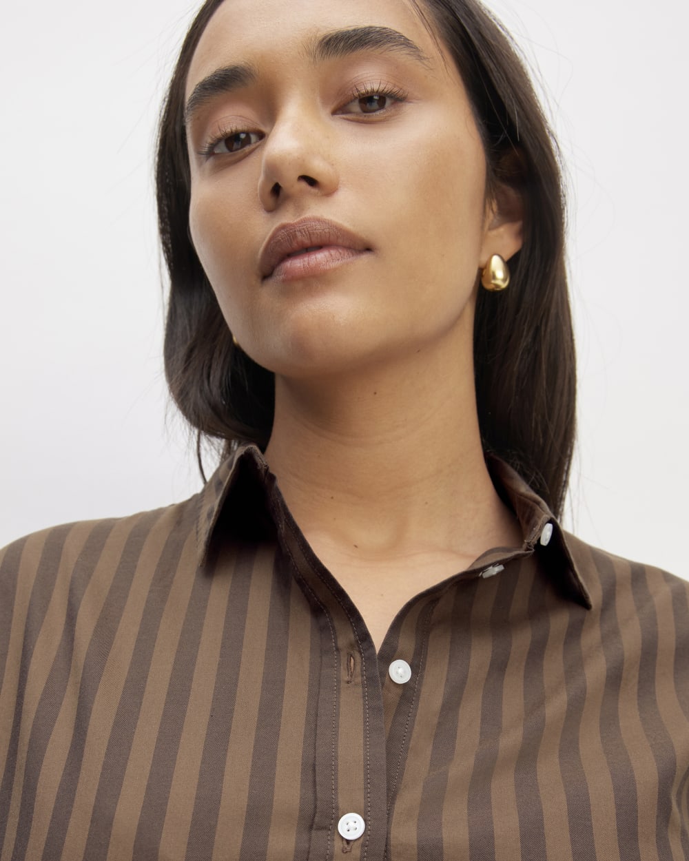 The Must-Have Shirt in Silky Cotton in Cocoa / Black — detail view
