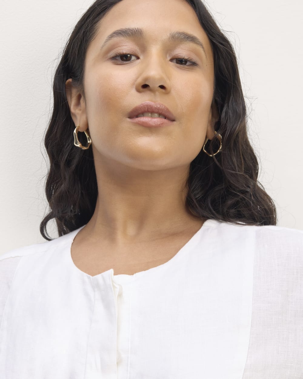 The Bib Shirt in Linen in White — detail view