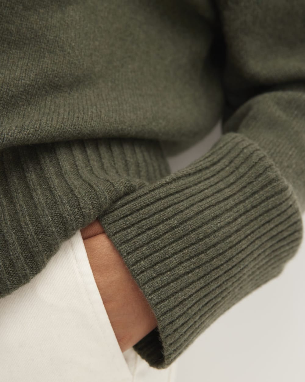 The Cashmere Oversized Turtleneck in Kambaba — detail view