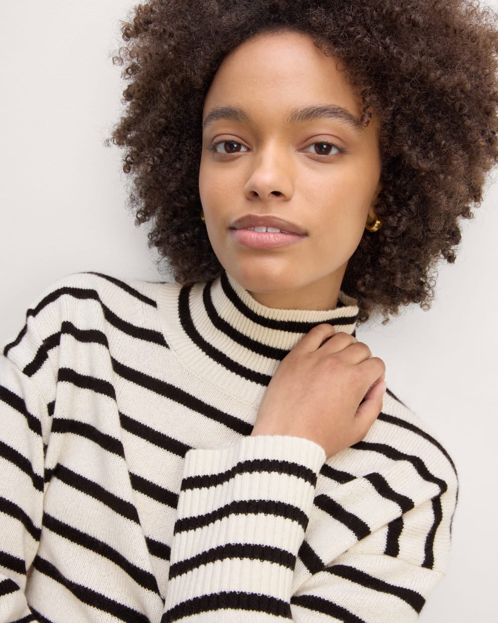 The Boxy Turtleneck in Cashmere in Bone / Black — detail view