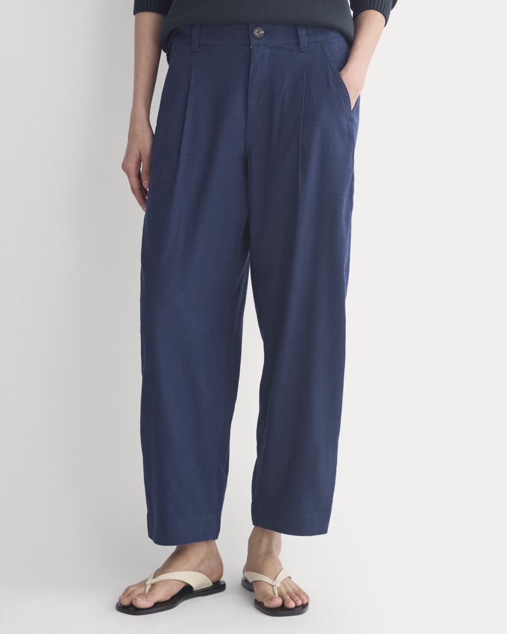 The Everywhere Pant in Stretch Linen in Navy — detail view