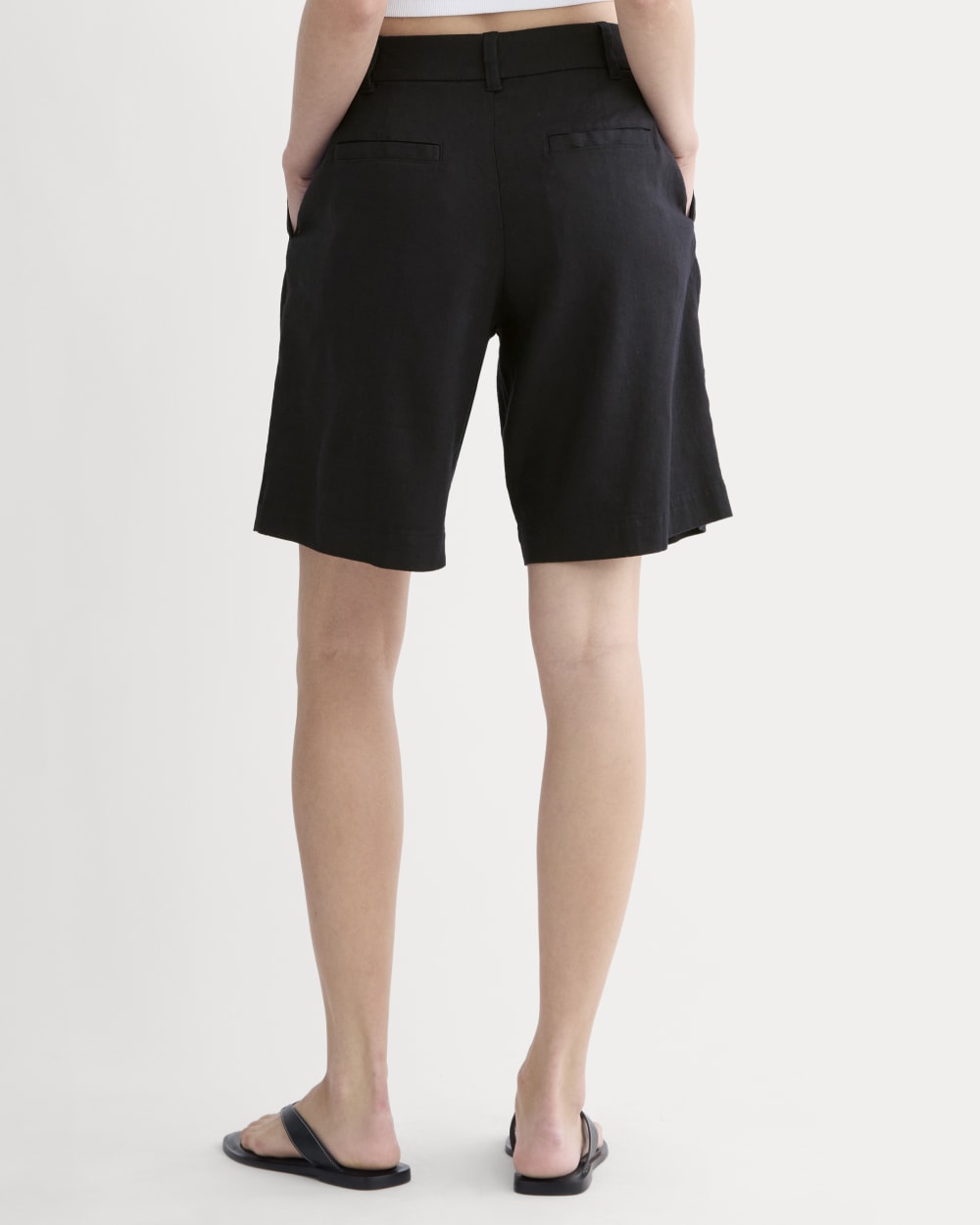 The Pleated Short in Stretch Linen in Black — detail view
