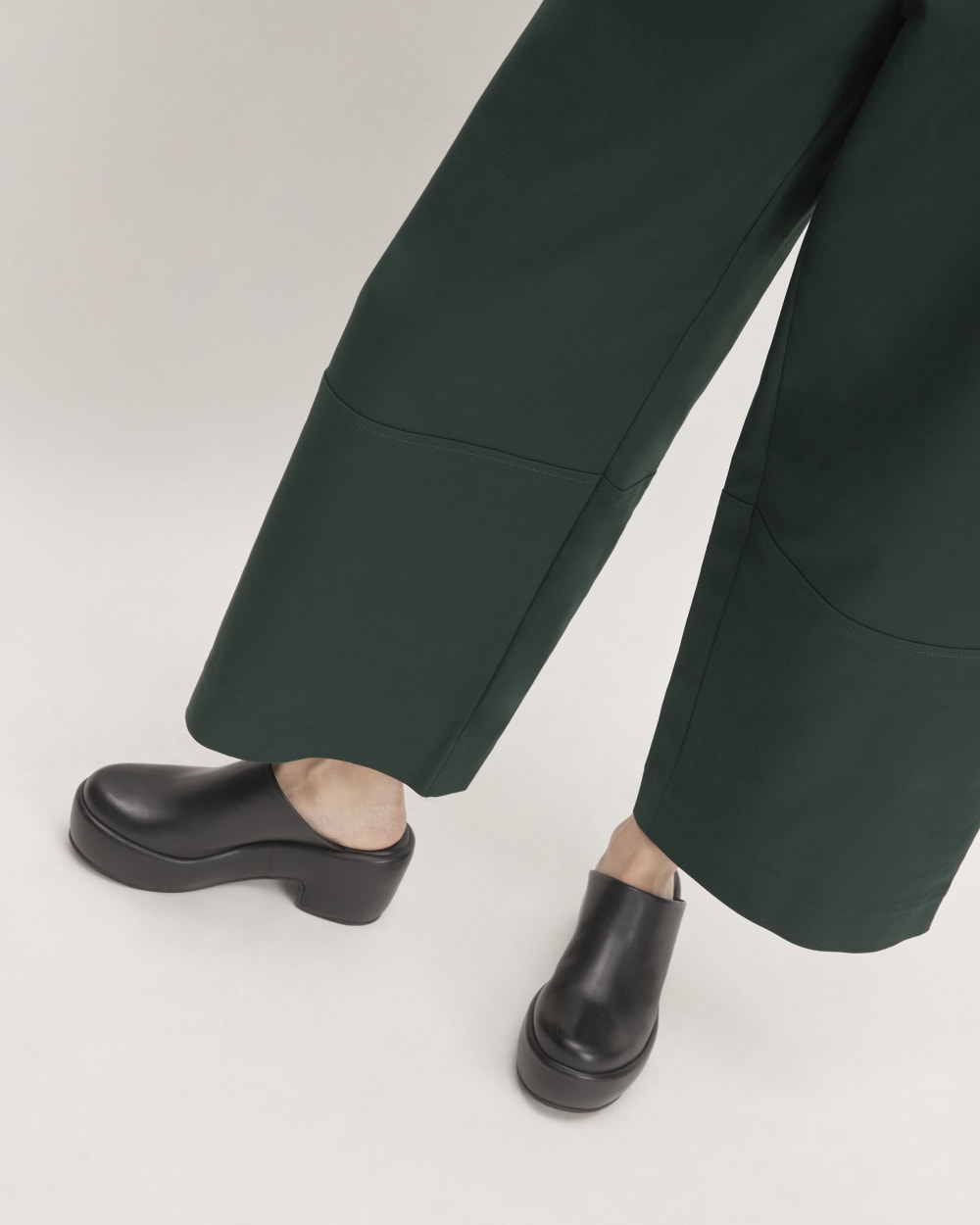 The Structured Cotton Belted Pant in Scarab — detail view